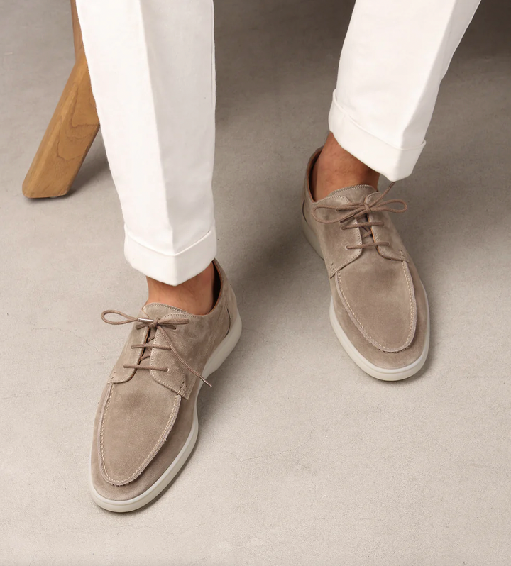 Moderner marineblauer Herren Loafer auf einem Holzsteg, bereit für Business Casual oder Freizeitausflüge.