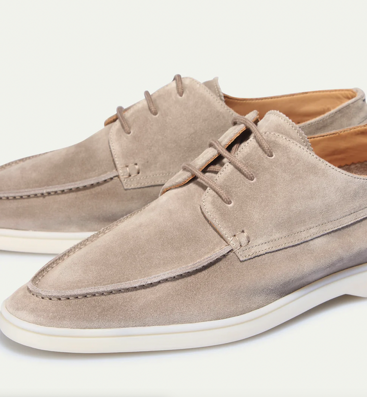 Stilvolle hellbeige Herren Loafer mit rutschfester Sohle. Komfortable Slipper für entspannte Tage.