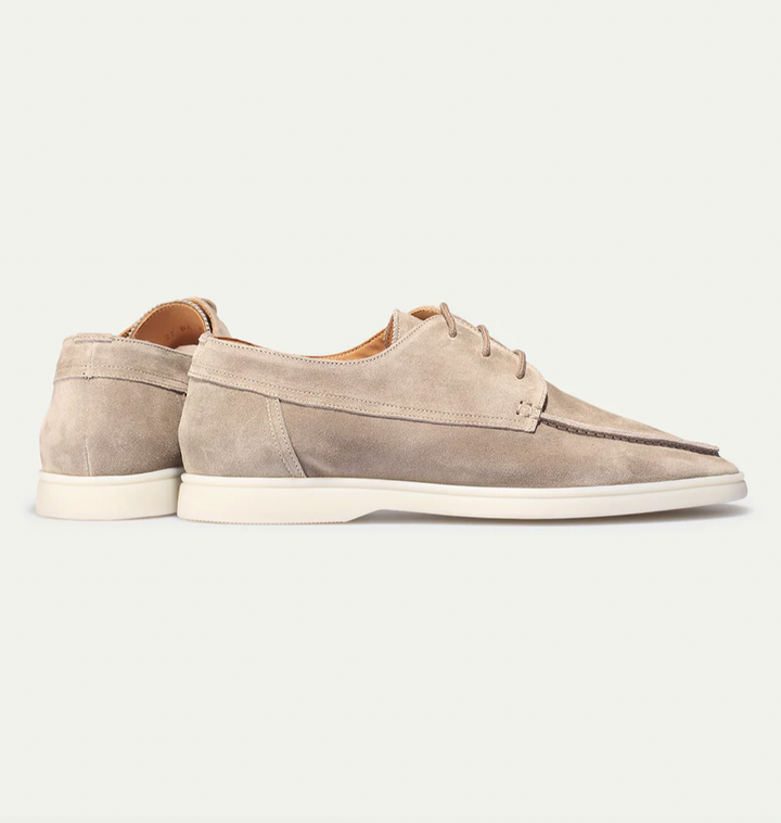 Paar elegante Herren Loafer in Marineblau. Vielseitige Schuhe, ideal für formelle und legere Anlässe.