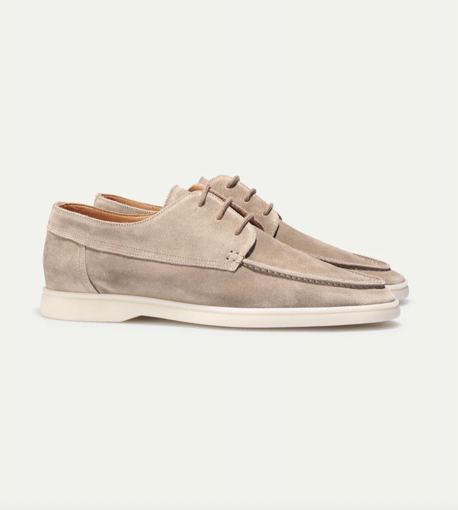 Nahaufnahme des Obermaterials eines hellbeigen Herren Loafers. Zeigt feine Textur und hohen Tragekomfort.