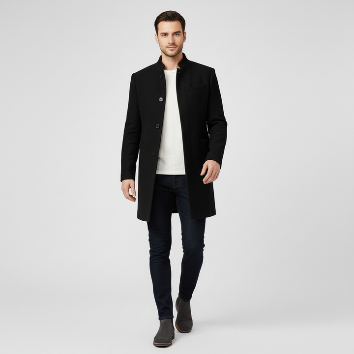 Model trägt eleganten minimalistischen Herren Einreihiger Mantel Michael, ideal für Business-Stil.