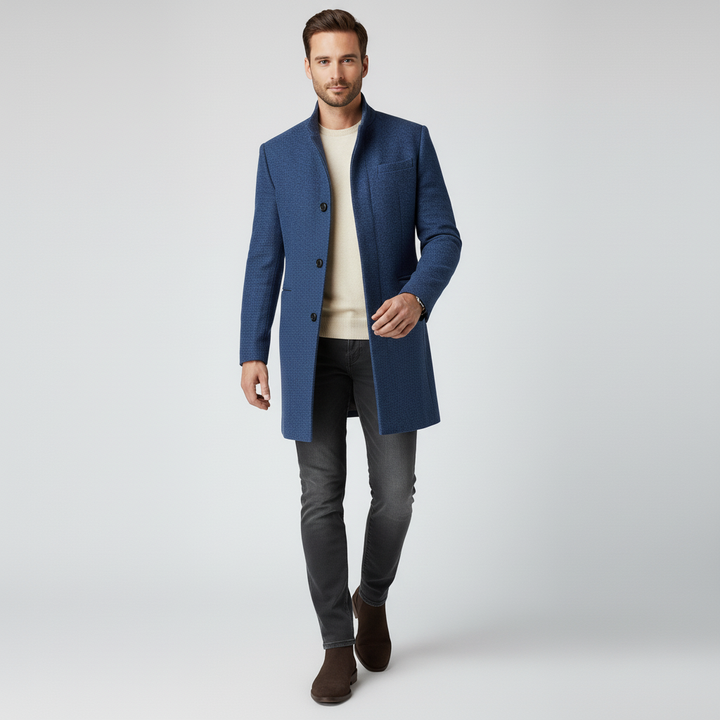 Feine Stoffstruktur des eleganten minimalistischen Herren Einreihiger Mantels Michael, Business-Mode.