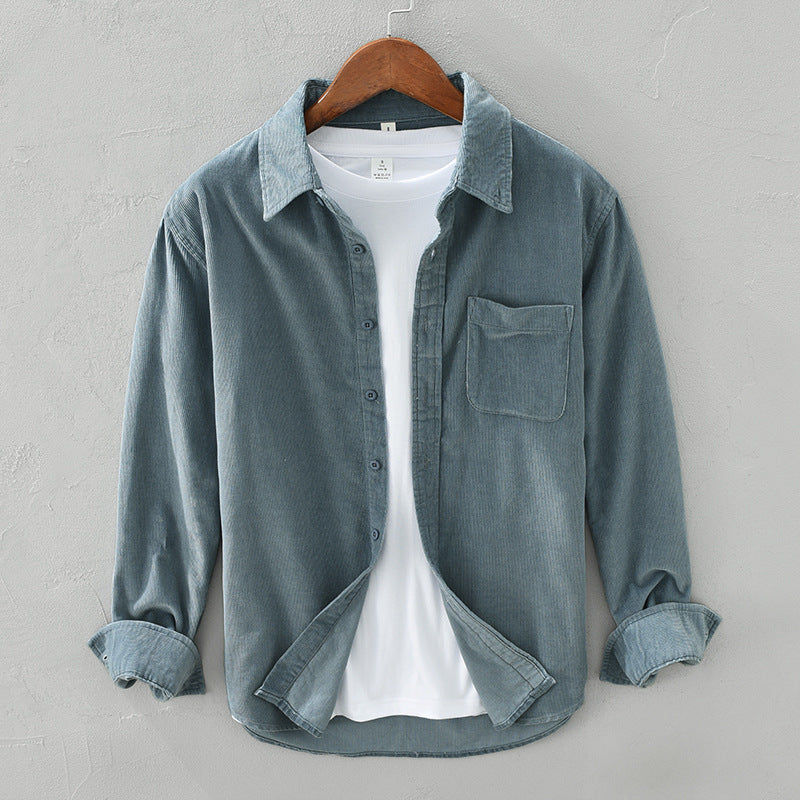 Detailaufnahme eines luxuriösen Retro Herren Cordhemdes. Weiche Cordstruktur, stilvolles Freizeithemd.