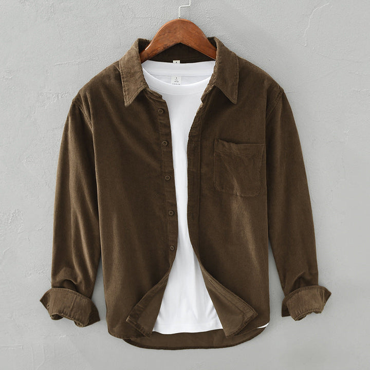 Klassisches Herren Retro Cordhemd in Braun, stilvoll geschnitten. Perfektes Langarm Freizeithemd für Herrenmode.