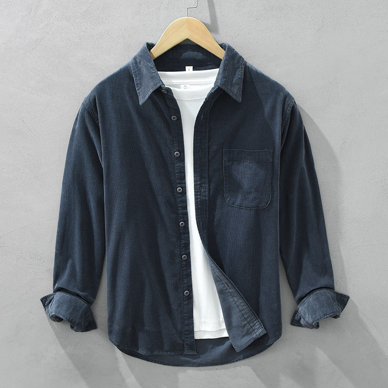 Modernes Herren Cordhemd, eleganter Retro-Look. Vielseitiges Langarm Freizeithemd für stilbewusste Männer.
