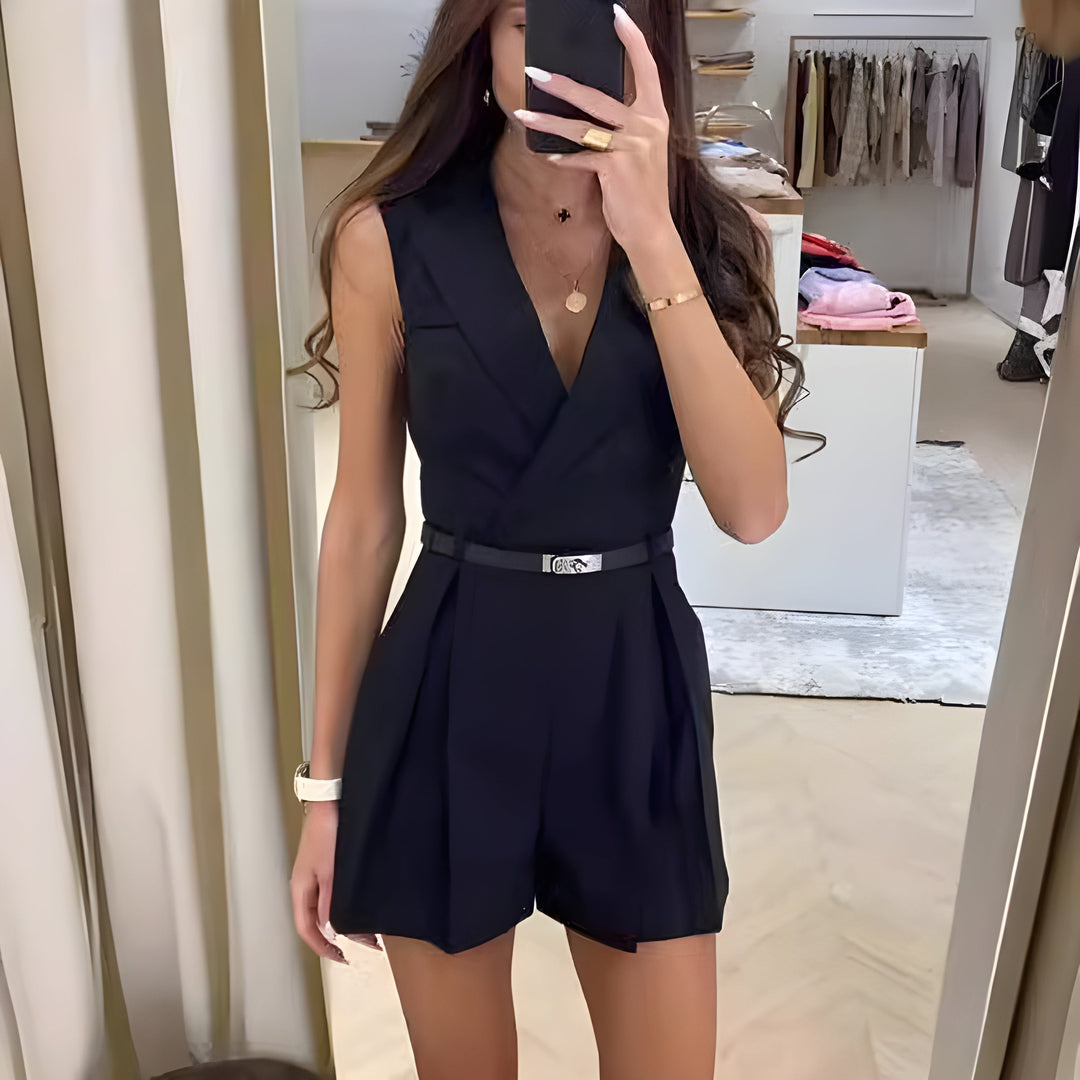 Ärmelloser Damen Einteiler, eleganter Jumpsuit für Frauen, ideal als Sommer Outfit oder stilvolle Abendmode.