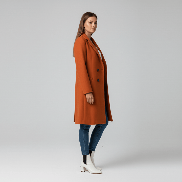 Figurbetonter, langer Damenmantel "Kiara" für elegante Damenmode, ideal für einen stilvollen Auftritt.