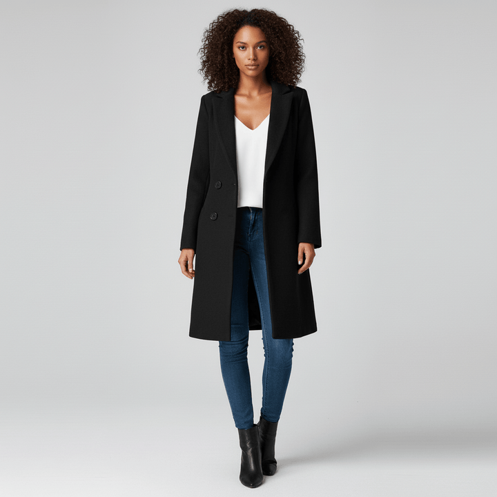 Model trägt eleganten taillierten Damen Longline Mantel "Kiara", klassischer Schnitt für stilvollen Look.