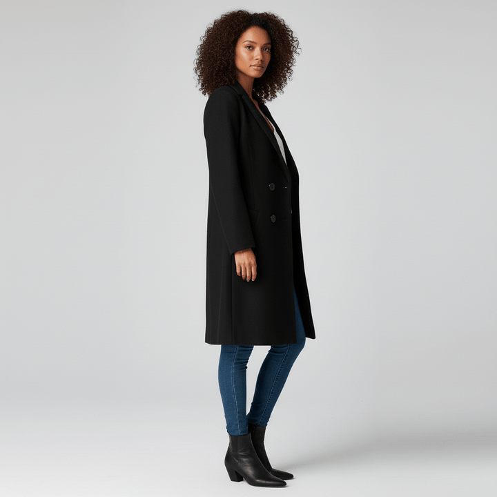Rückenansicht des eleganten taillierten Damen Longline Mantels "Kiara", schmeichelhafter Schnitt.