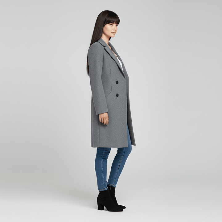 Vorderansicht des klassischen Damen Longline Mantels "Kiara" mit Knopfleiste & figurbetonter Taillierung.