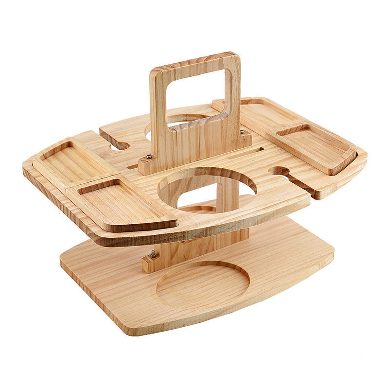 Detailaufnahme des eleganten, klappbaren Weintisches aus Holz mit Aussparungen für Weinflasche und Gläser.