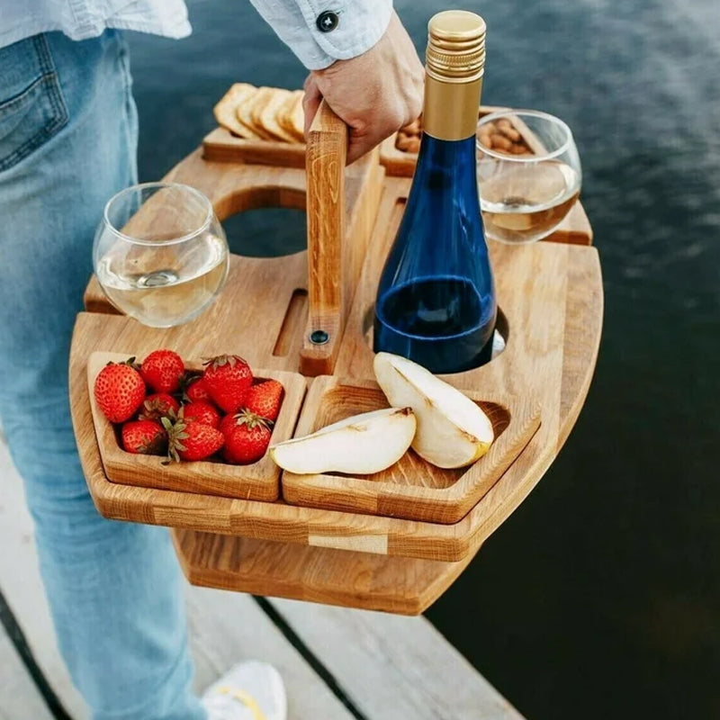 Kompakter, klappbarer Picknicktisch für Wein, ideal für einfachen Transport und platzsparende Lagerung.