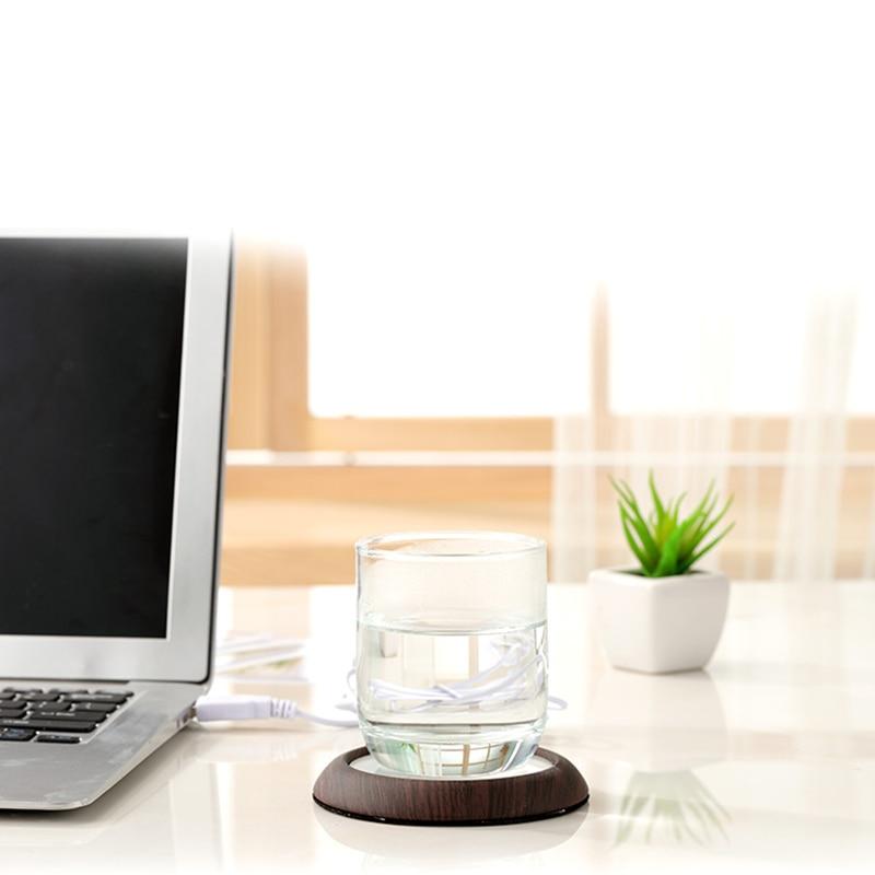Moderner USB-Tassenwärmer in Holzoptik auf einem Schreibtisch mit dampfendem Kaffee. Perfekt für das Büro.