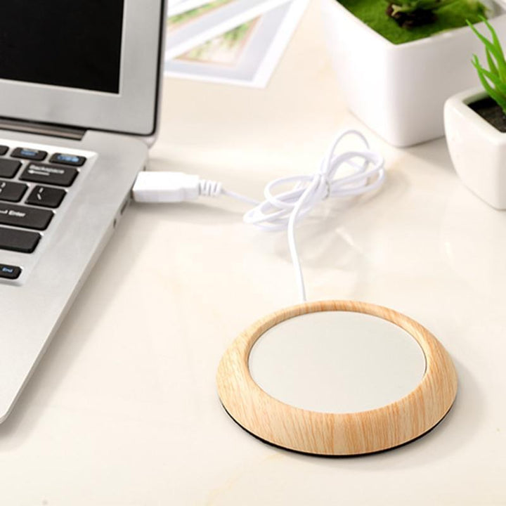 Nahaufnahme eines Tassenwärmers in edler Holzoptik. Idealer USB-Warmhalter für Kaffee & Tee zuhause.