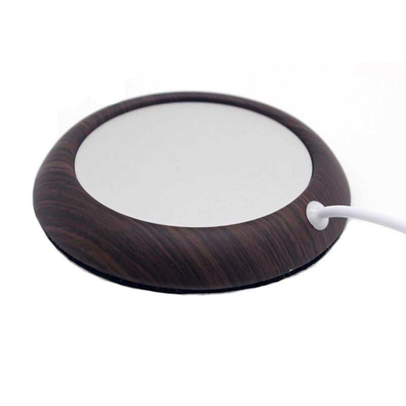 Kompakter USB-Tassenwärmer in Holzoptik mit angeschlossenem Kabel. Perfekt für Büro & Schreibtisch.