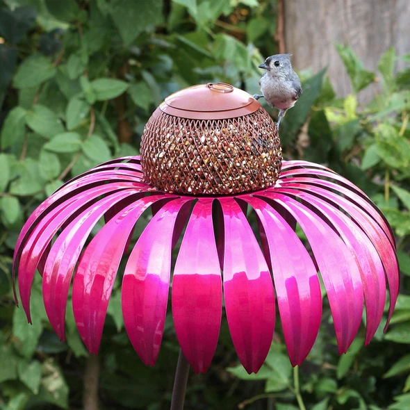 Eleganter Vogelfutterspender in Blütenform aus wetterfestem Metall, ideal für Gartendeko und Vogelfütterung.
