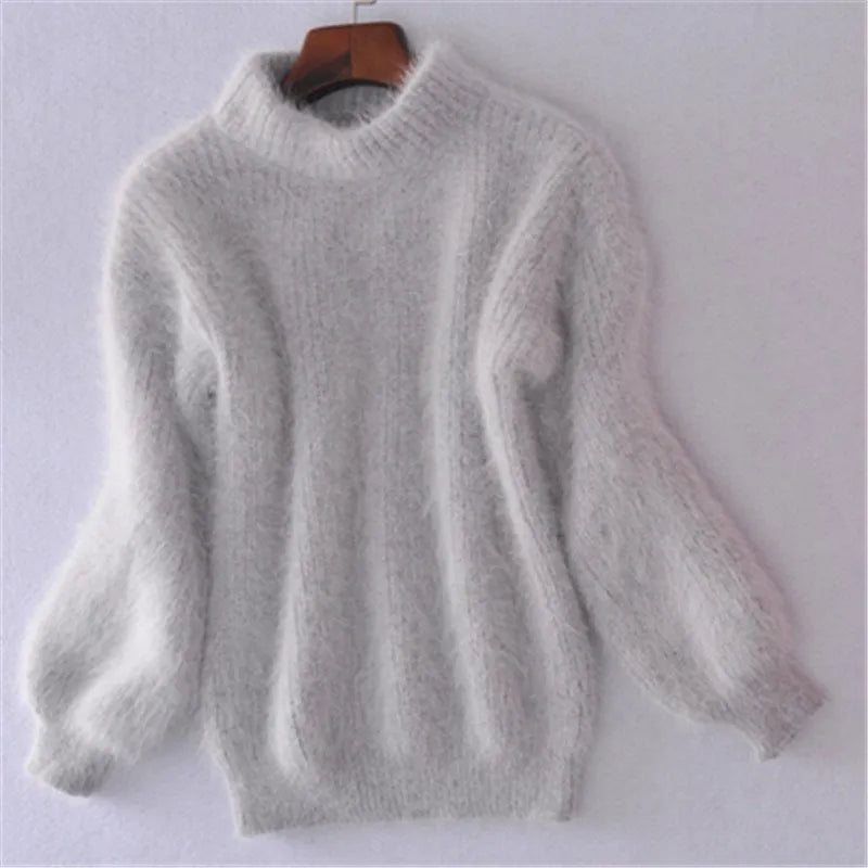 Frau trägt stilvollen Damen Strickpullover. Warmer, eleganter Winterpullover, perfekt für Freizeit & Basics.