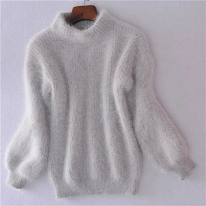 Frau trägt stilvollen Damen Strickpullover. Warmer, eleganter Winterpullover, perfekt für Freizeit & Basics.
