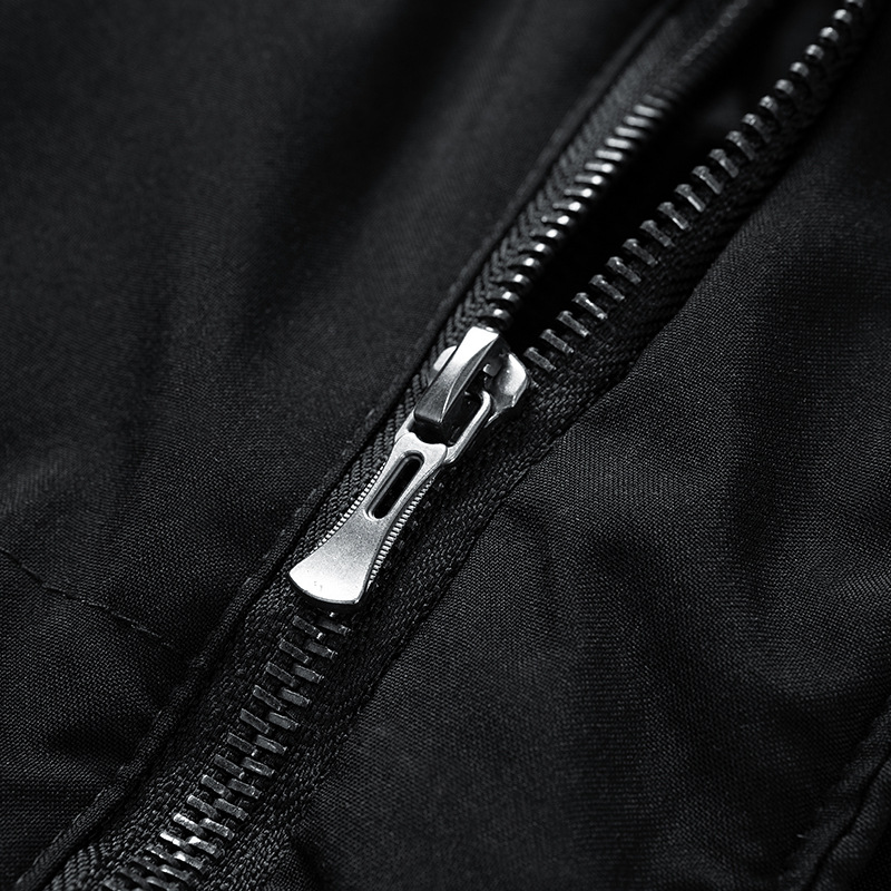 Gemütlicher Herren Parka, wasserdicht und warm, für den Winter. Langarm-Jacke mit Kapuze und Kälteschutz.