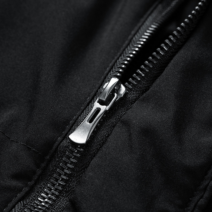 Gemütlicher Herren Parka, wasserdicht und warm, für den Winter. Langarm-Jacke mit Kapuze und Kälteschutz.