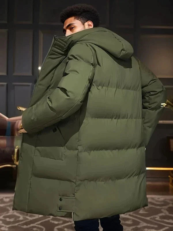 Detailansicht der stilvollen, wasserdichten Herren Parka Jacke mit Kapuze und warmem Futter für den Winter.
