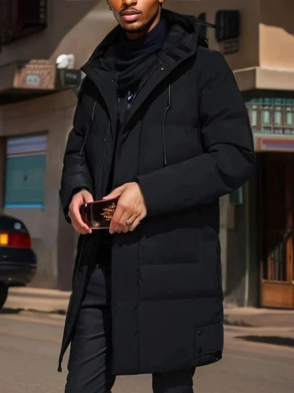 Nahaufnahme des Kapuzenbereichs eines warmen, wasserdichten Herren Parka. Stilvolle Winterjacke für Outdoor.