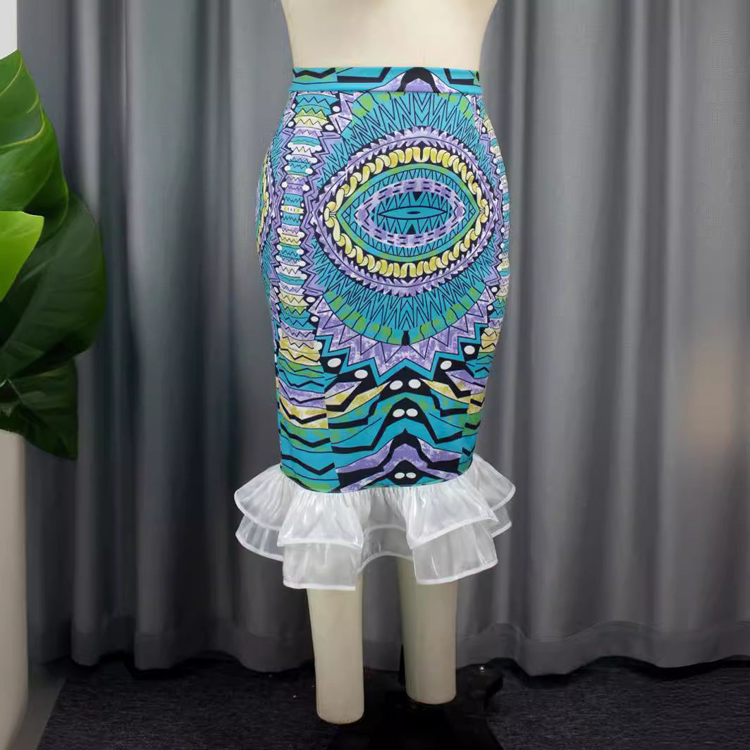Stylischer weißer Sommerrock für Damen, figurbetont & elegant mit femininen Rüschen am Saum.