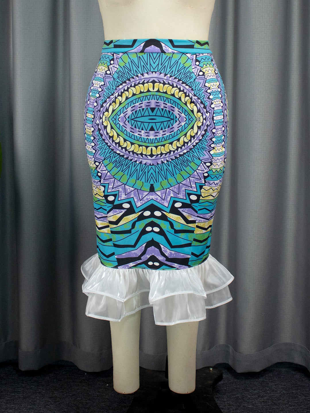 Hochwertiger Damen Rüschenrock in Weiß, figurbetont für einen eleganten & modischen Look.