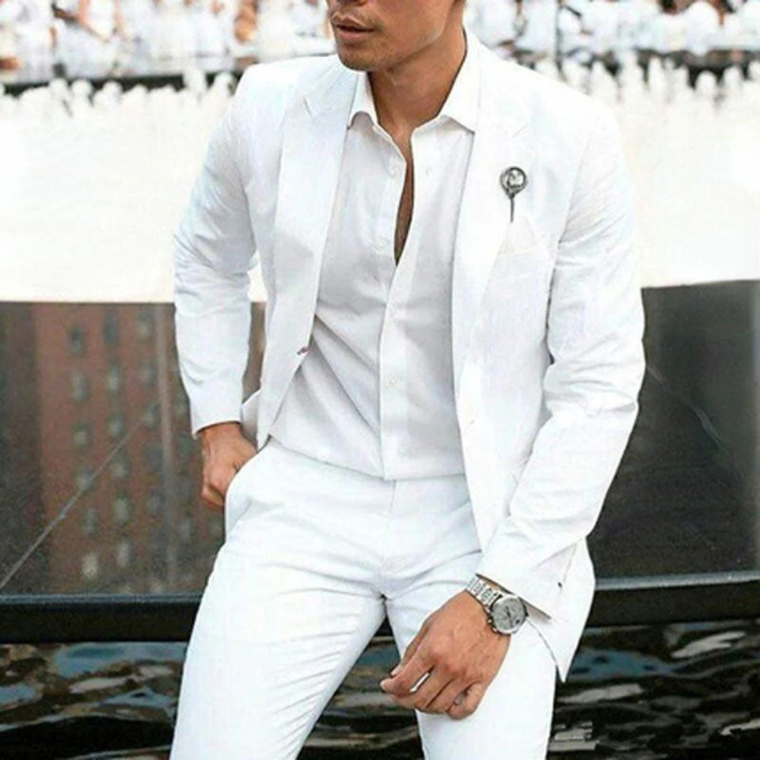 Moderner weißer Slim-Fit Anzug für Männer. Perfekt für Business-Meetings, Hochzeiten und festliche Events. Betont die Figur.