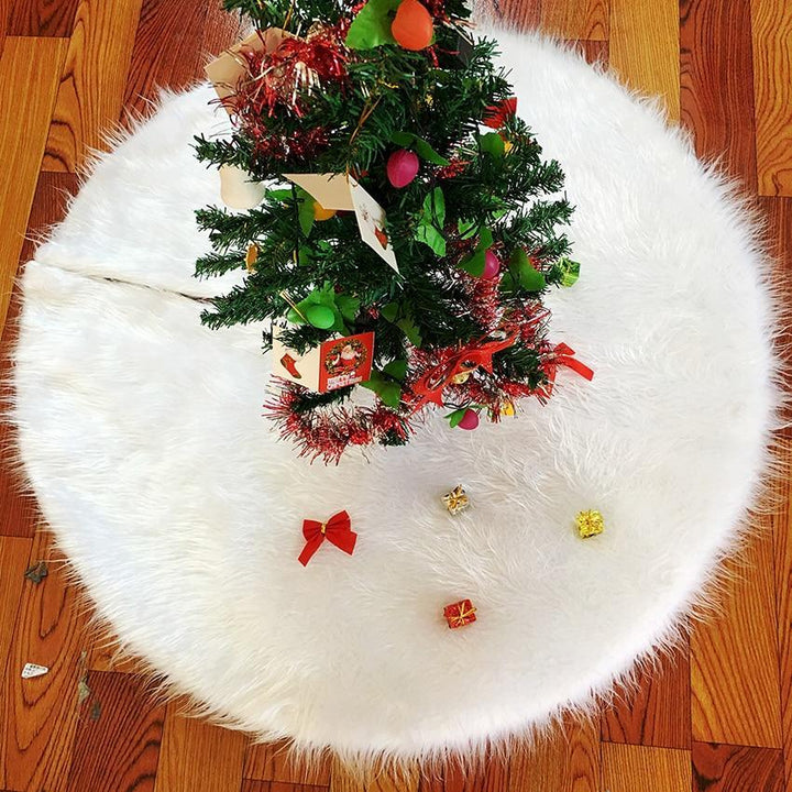 Eleganter weißer Plüsch Weihnachtsbaumrock, eine luxuriöse Basis für Ihre festliche Weihnachtsdekoration.