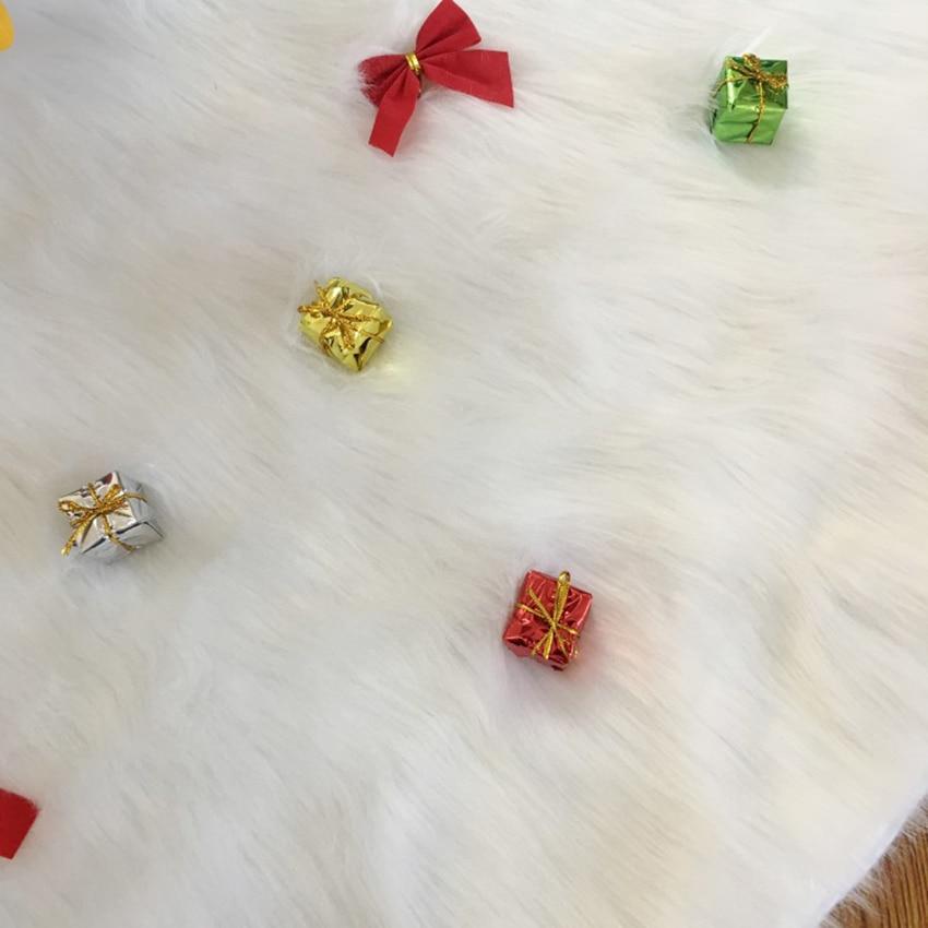 Hochwertiger Plüsch Weihnachtsbaumrock in Weiß, ideal als festlicher Baumschmuck und Geschenkunterlage.