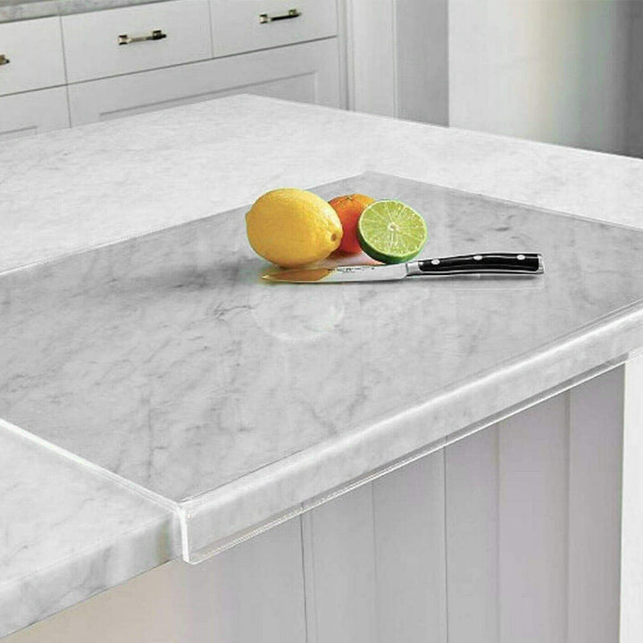 Elegantes Antirutsch-Acryl-Schneidebrett für sicheres Zubereiten in der Küche. Transparent & langlebig.