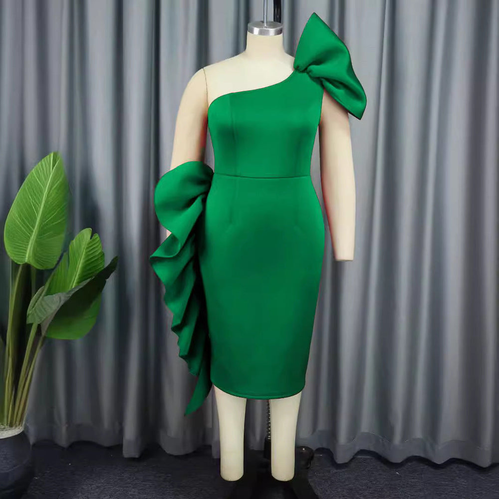 Grünes asymmetrisches Abendkleid für Damen mit großer Schleife, ideal als Ball- oder Partykleid.