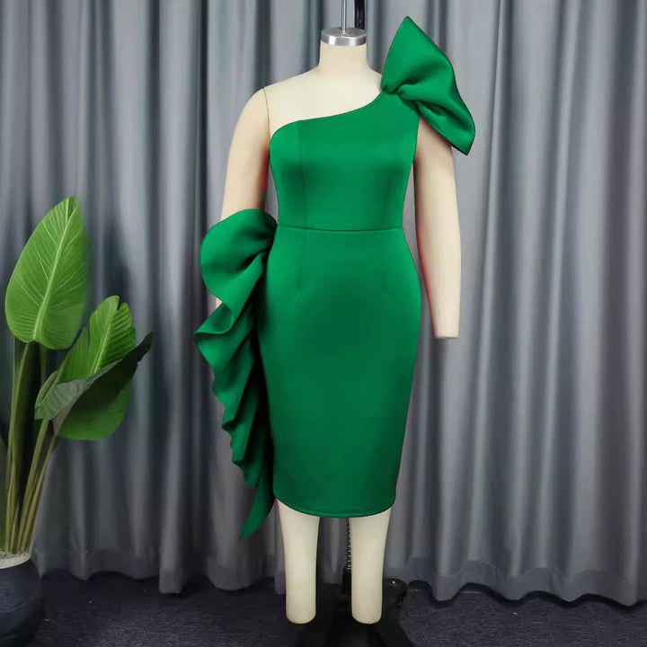 Grünes asymmetrisches Abendkleid für Damen mit großer Schleife, ideal als Ball- oder Partykleid.