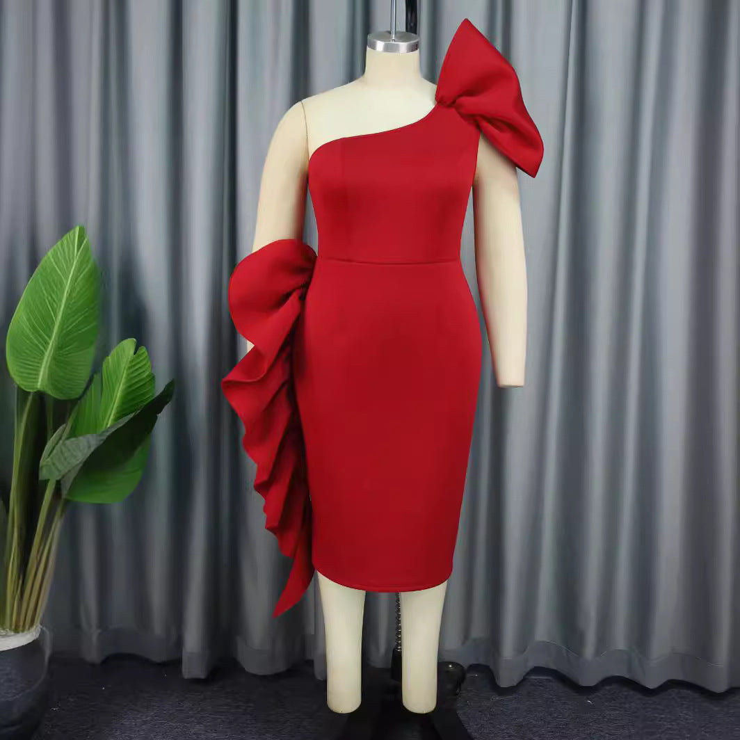 Rotes festliches Damenkleid, asymmetrisch geschnitten mit auffälliger Schleife, sehr elegant.