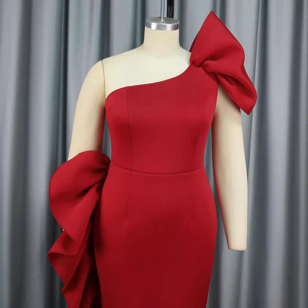 Asymmetrisches Ballkleid mit dramatischer Schulterschleife, ein elegantes Damen Abendkleid.