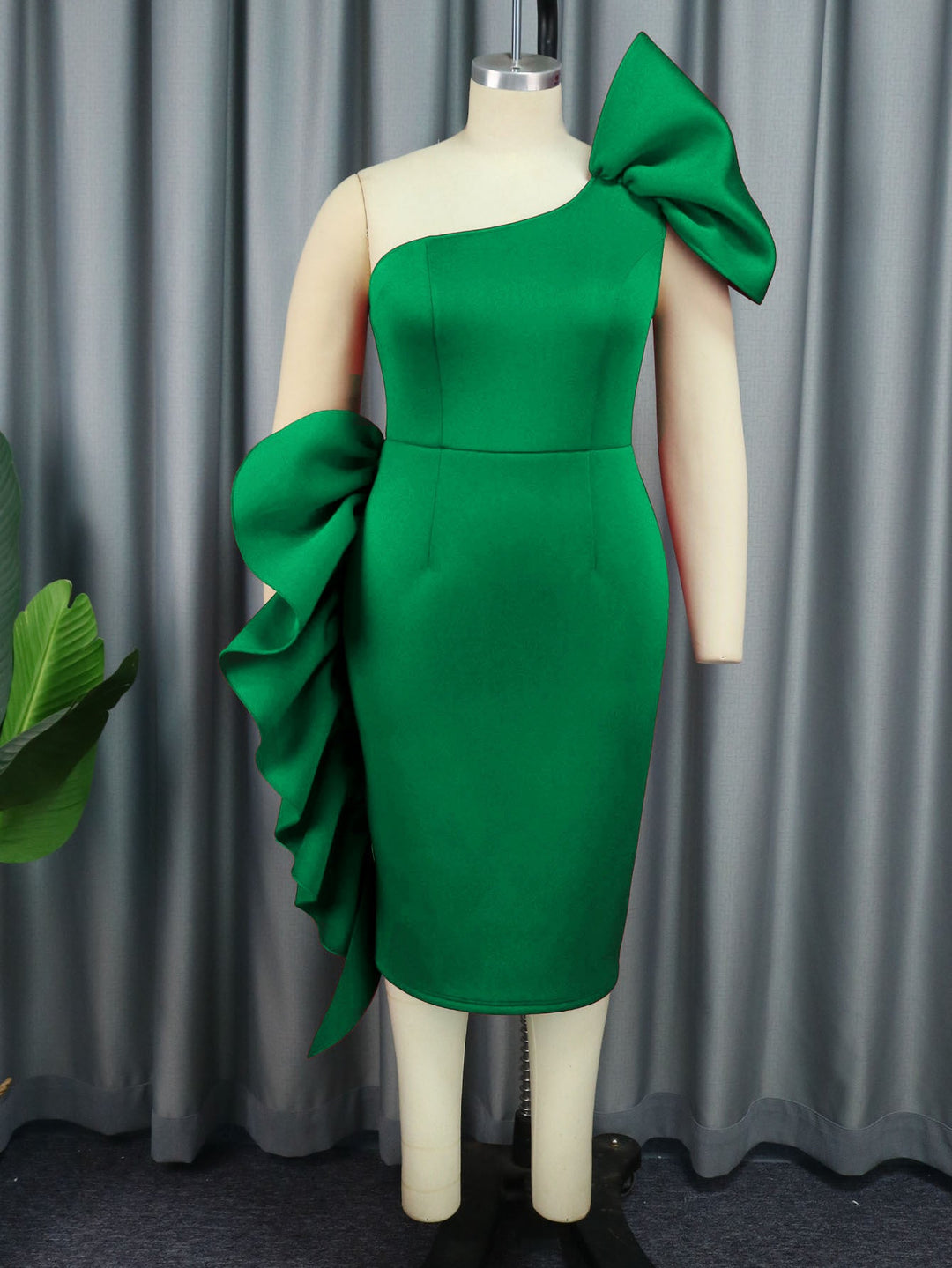 Stilvolles, asymmetrisches Damen Abendkleid mit großem Schleifenakzent für elegante Auftritte.