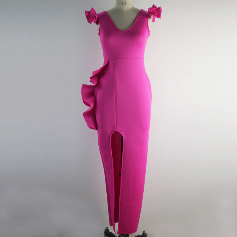 Charmantes asymmetrisches Damen-Sommerkleid in Magenta mit V-Ausschnitt und zarten Rüschen. Stilvolles Sommeroutfit.