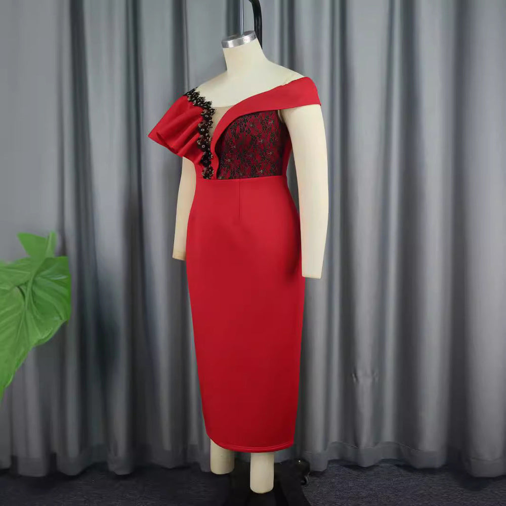 Detailansicht: Fließendes rotes Damenkleid mit elegantem floralem Design, ideal für Frühling & Sommer.