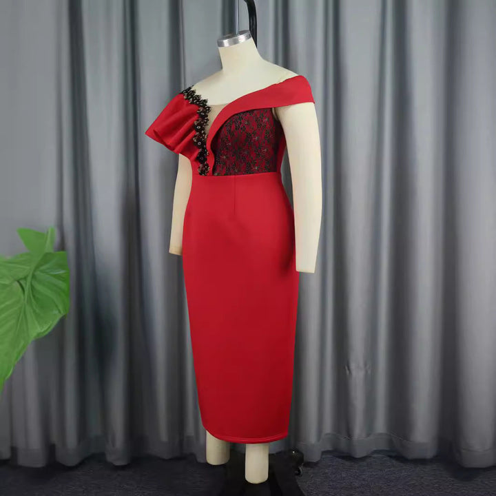 Detailansicht: Fließendes rotes Damenkleid mit elegantem floralem Design, ideal für Frühling & Sommer.
