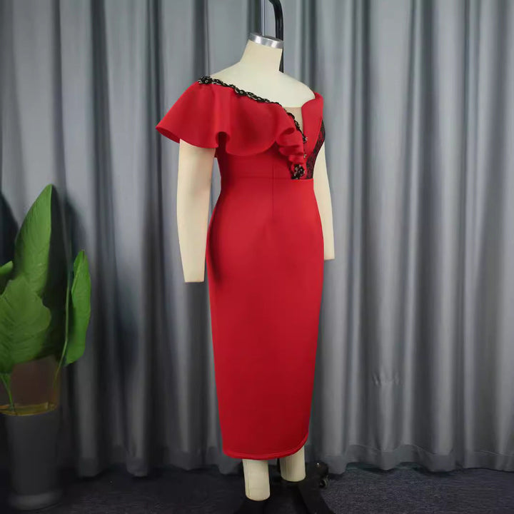 Rückansicht des eleganten asymmetrischen Damenkleids mit Blumenmuster, stilvoll für festliche Abende.