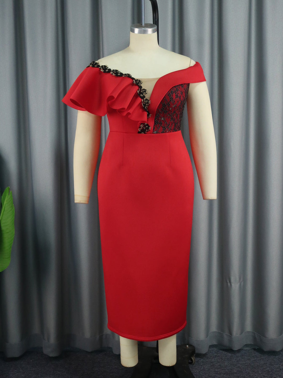 Rotes asymmetrisches Damenkleid mit Blumen, elegantes Design für Abende, Partys und besondere Anlässe.