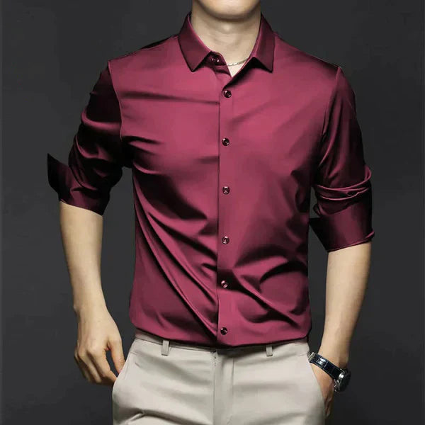 Detailansicht: Eleganter Kragen eines bügelfreien Herrenhemds. Hochwertige Verarbeitung & modernes Design.