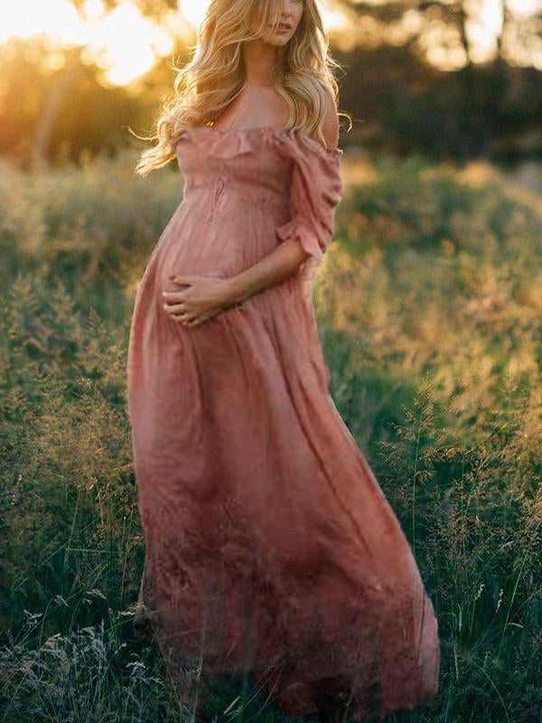 Rosa Boho Chic Umstandskleid mit U-Boot-Ausschnitt, knielang und kurzarm, ideal für Fotoshootings in der Schwangerschaft.