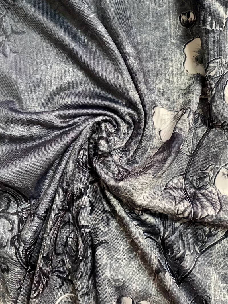 Vorderansicht des eleganten Damen Minikleids; modisch geschnitten, bequem und vielseitig.