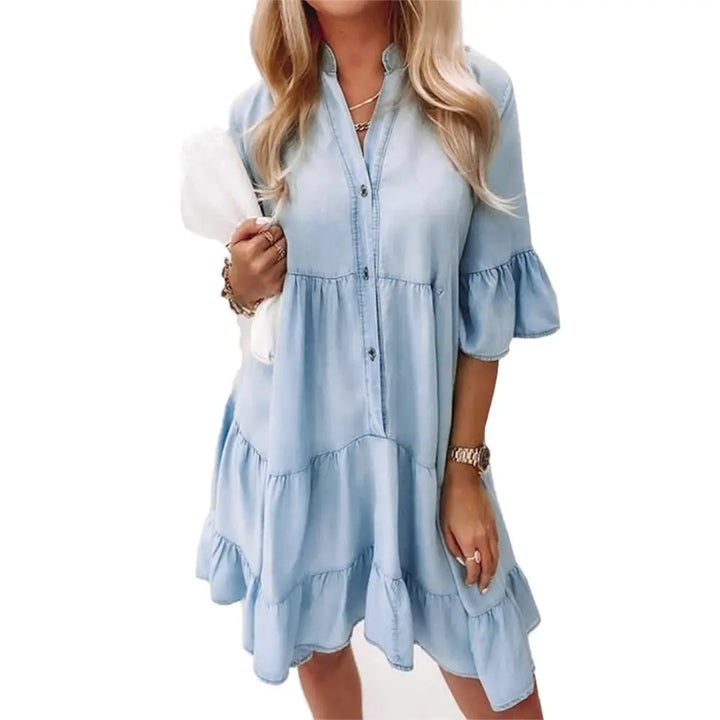 Elegantes blaues Damen Jeanskleid, lockerer Schnitt. Stilvolles Freizeit- und Frühlingskleid aus Denim.