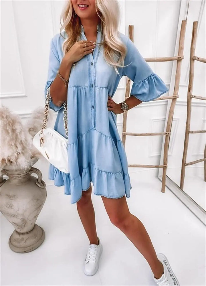 Stilvolles elegantes Midikleid aus blauem Denim für Damen, ein vielseitiges Jeanskleid für Frühlings- und Sommerlooks.