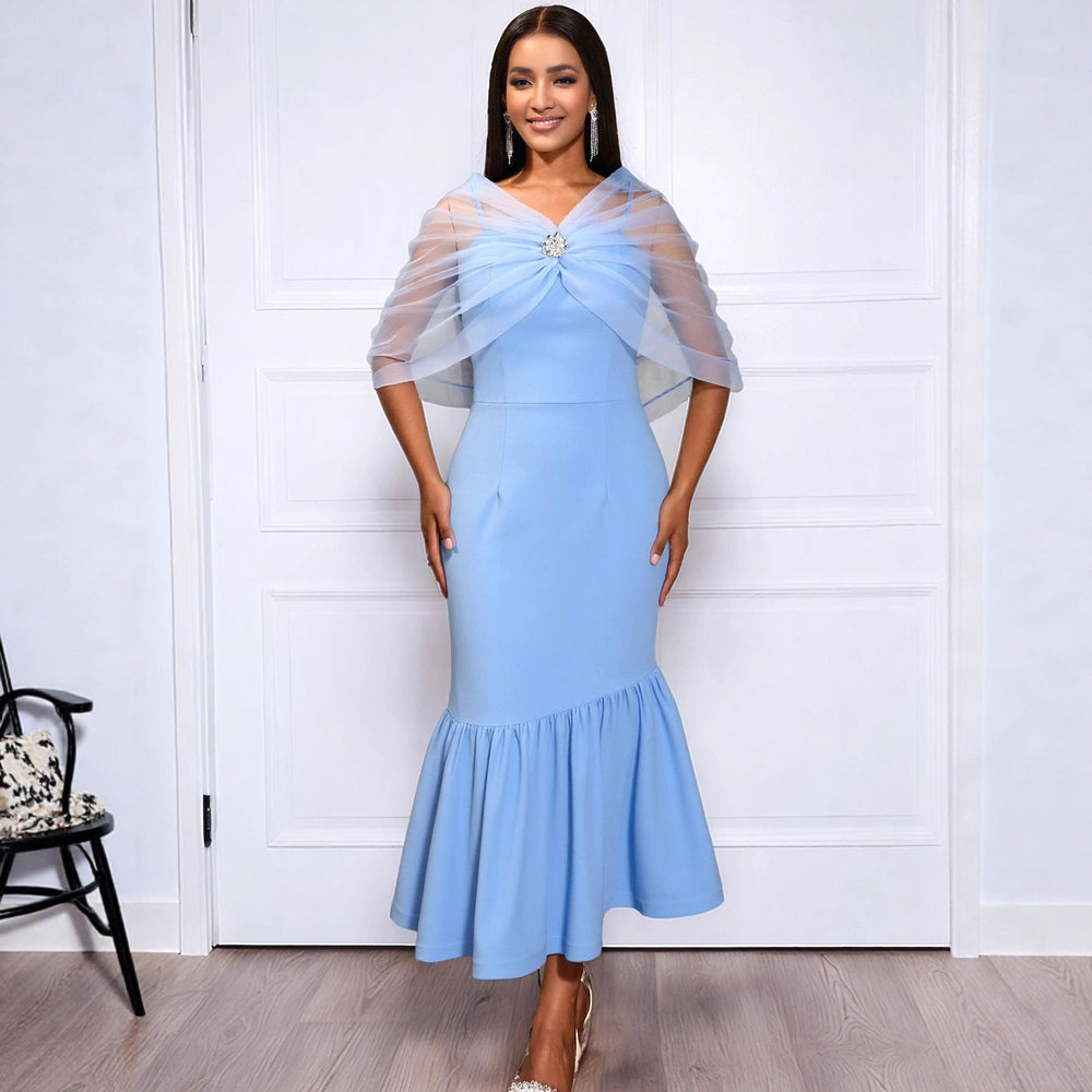 Damen Cocktailkleid/Abendkleid in Blau; Midilänge, elegantes Chiffon-Cape & kunstvolle florale Details.