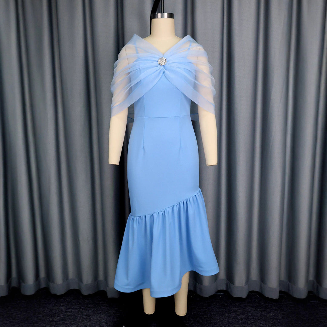 Festliches Damen Chiffonkleid, Midilänge, mit schickem Cape & handgefertigten floralen Applikationen, ideal für besondere Anlässe.