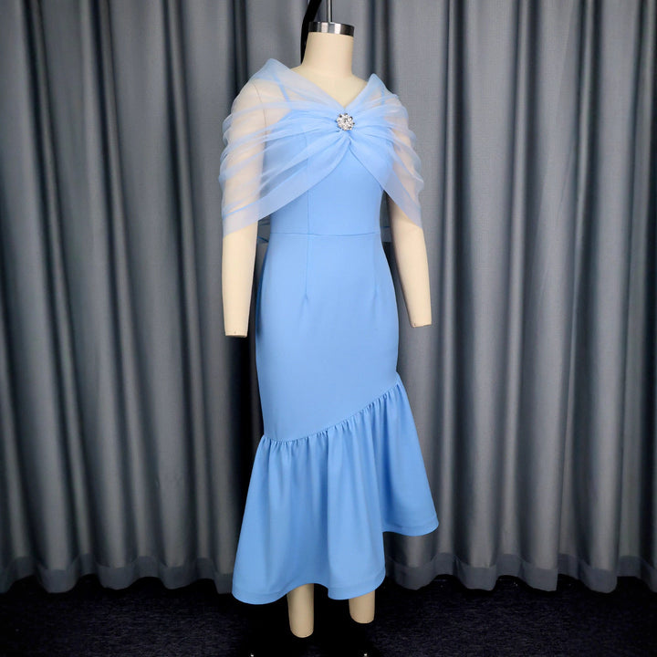 Blaues Damen Midikleid mit elegantem Chiffon-Cape & aufwendigen floralen Stickereien; ideal für festliche Gelegenheiten.